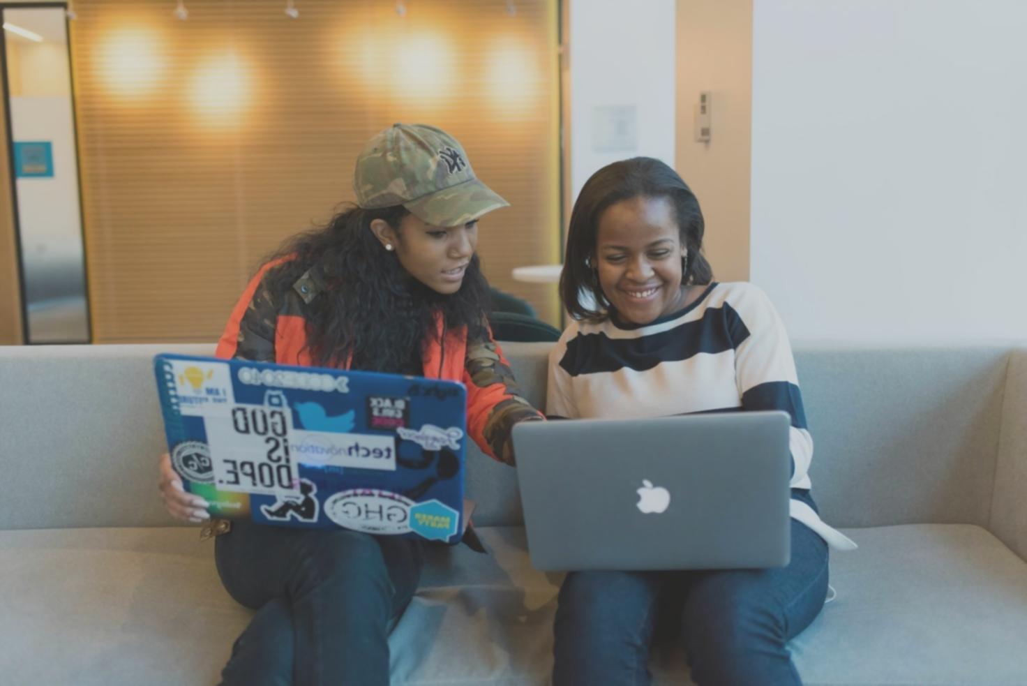 Workshop-Szenario mit Teilnehmern beim gemeinsamen Arbeiten an 3D-Projekten