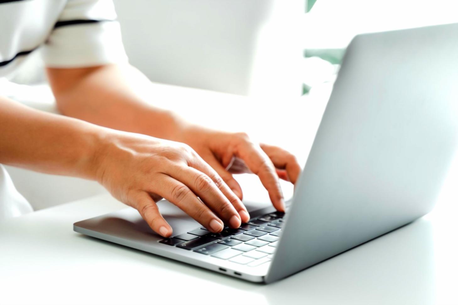 Teilnehmer arbeiten konzentriert an 3D-Texturierungsprojekten